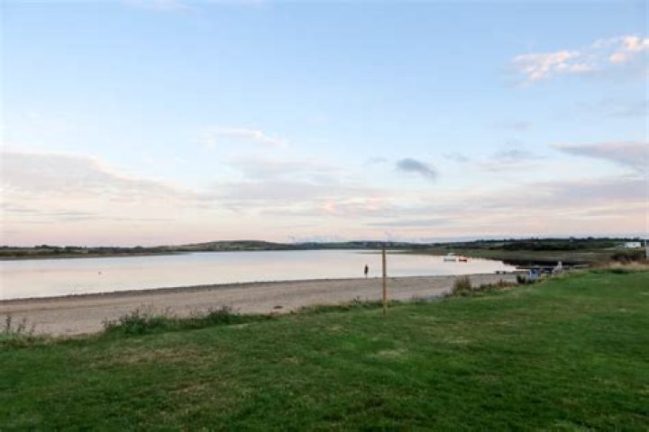 Can you Walk all the way around Stithians lake?