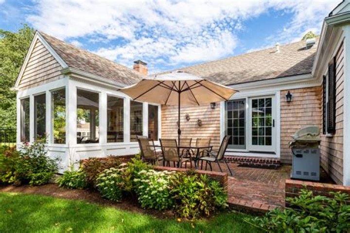 Do Cape Cod houses have front porches?