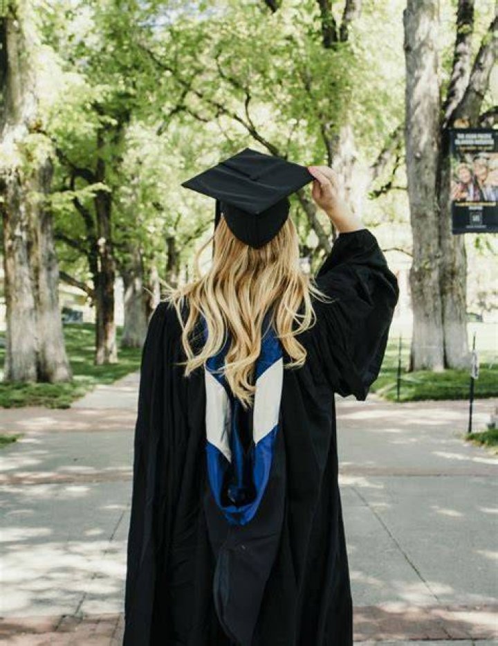 Do diploma graduates wear hats?