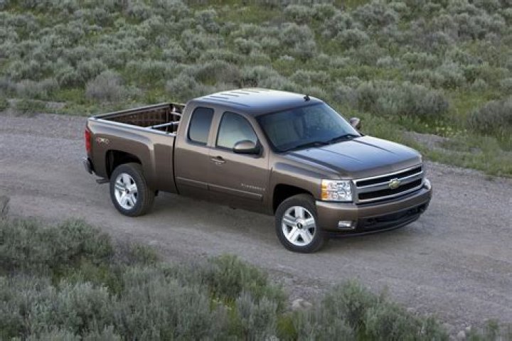 Does a 2008 Silverado have a factory amp?