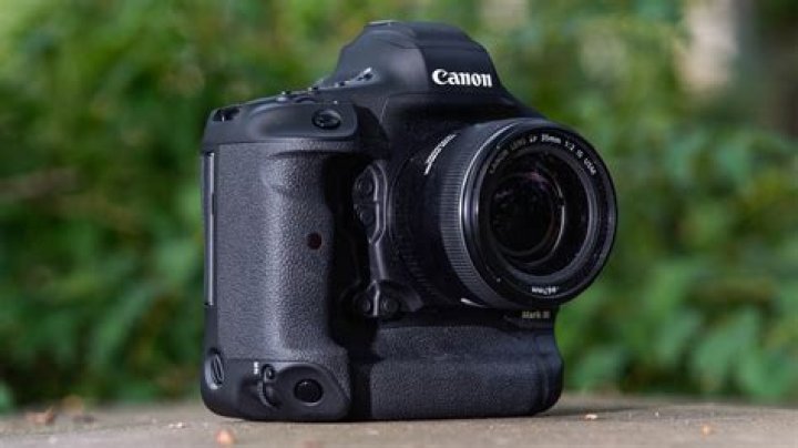Does Canon 1D Mark III shoot video?