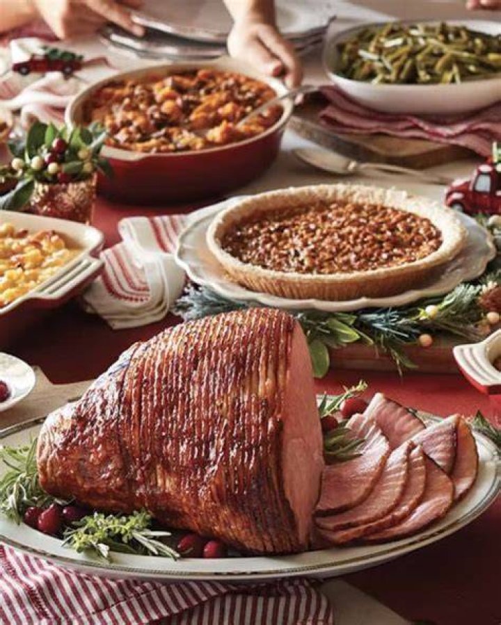 Does Cracker Barrel serve Christmas dinner?