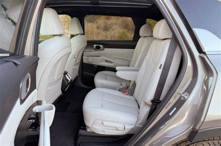 Does Kia Sorento have 2nd row captains chairs?
