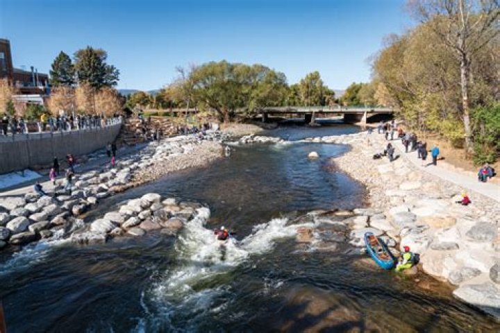 Does the Poudre River run through Fort Collins?
