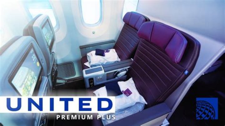 Does United Dreamliner have TV?