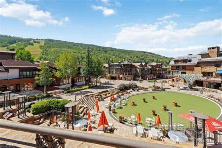 Does Vail have a lodge?