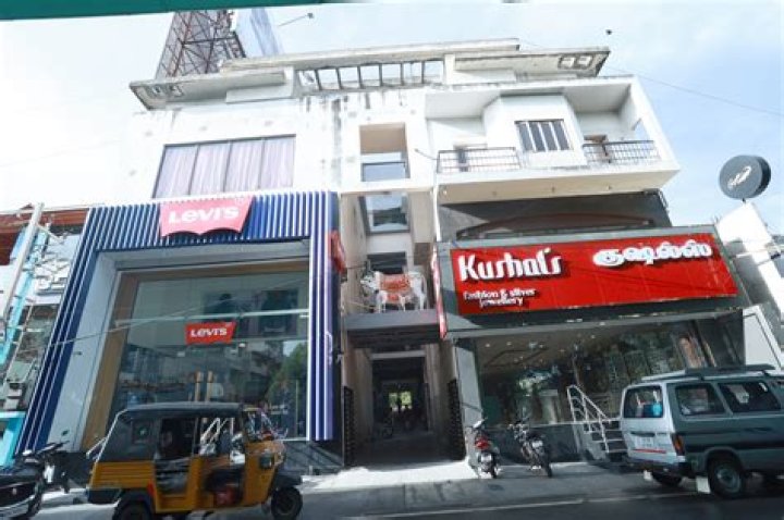 Does Vasavi have hostel facility?