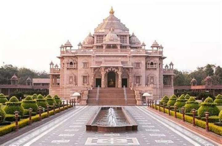 How can I go to Akshardham temple in Ahmedabad?
