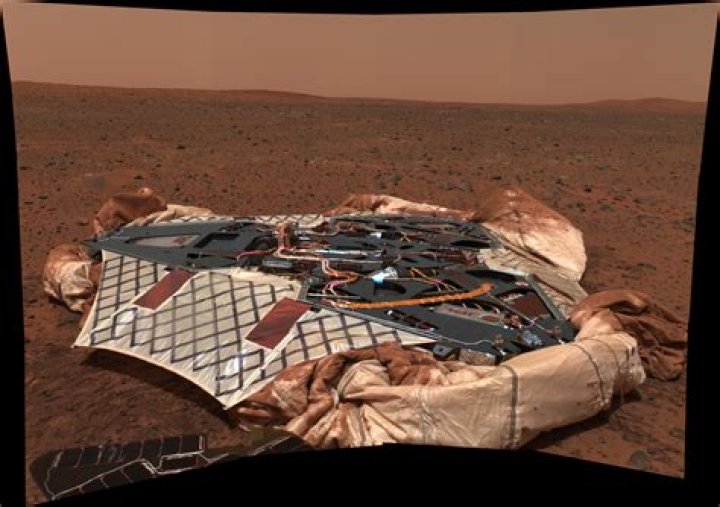 How did Spirit land on Mars?