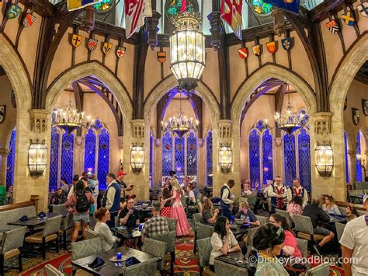 How do I make dinner reservations at Disney World?