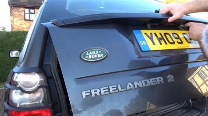 How do you manually open a Freelander 2 tailgate?