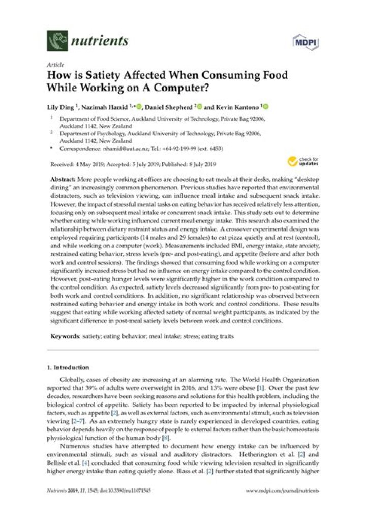 How is satiety affected when consuming food while working on a computer?