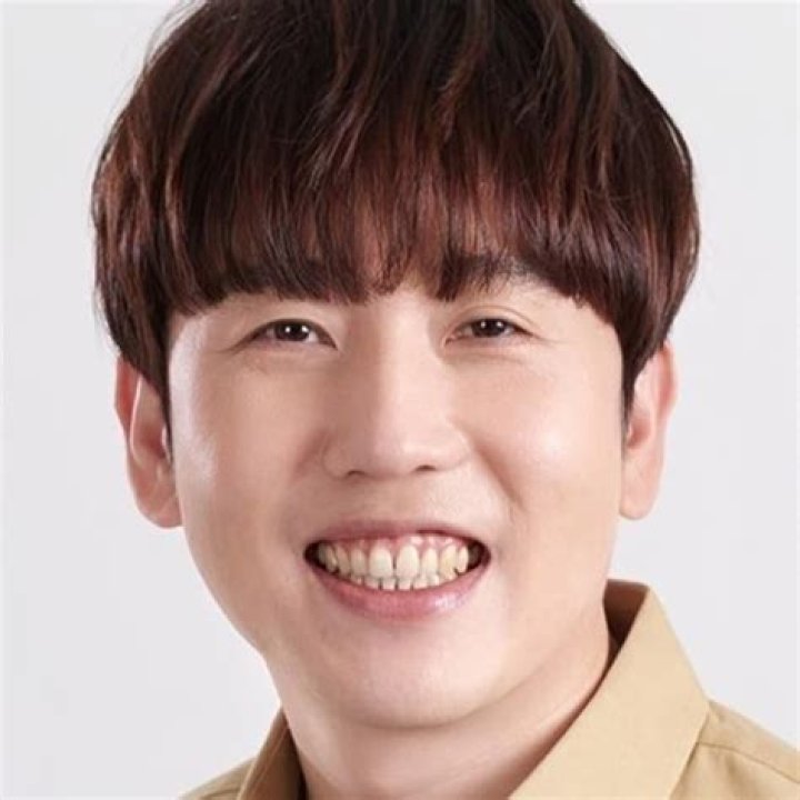 How many episodes does Weekly Idol have?