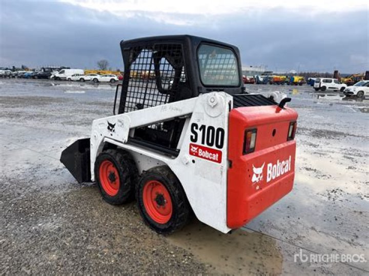 How much can a Bobcat S100 lift?