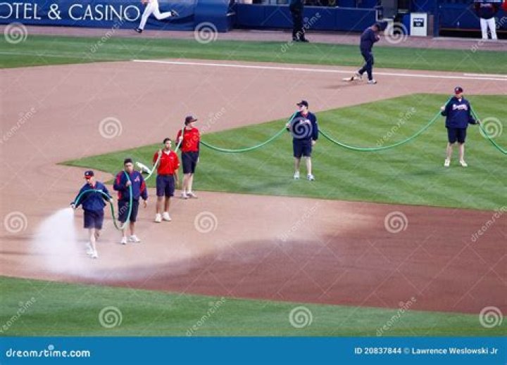 How much do Atlanta Braves grounds crew make?