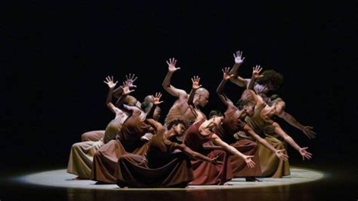 How much does an Alvin Ailey dancer earn?