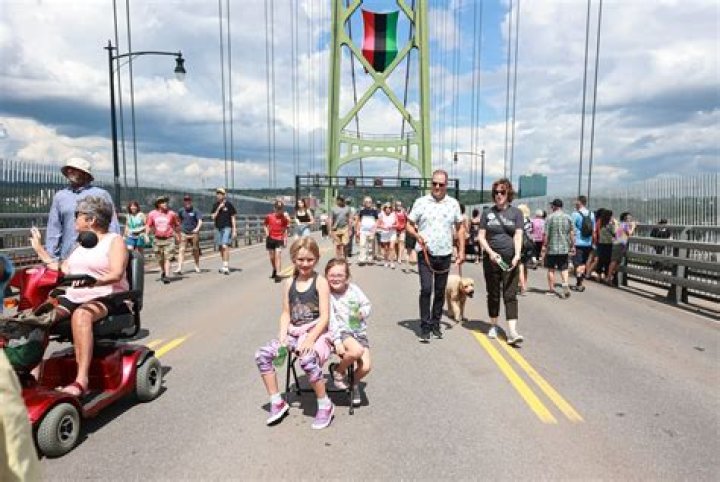 How much is it to cross the Macdonald bridge?