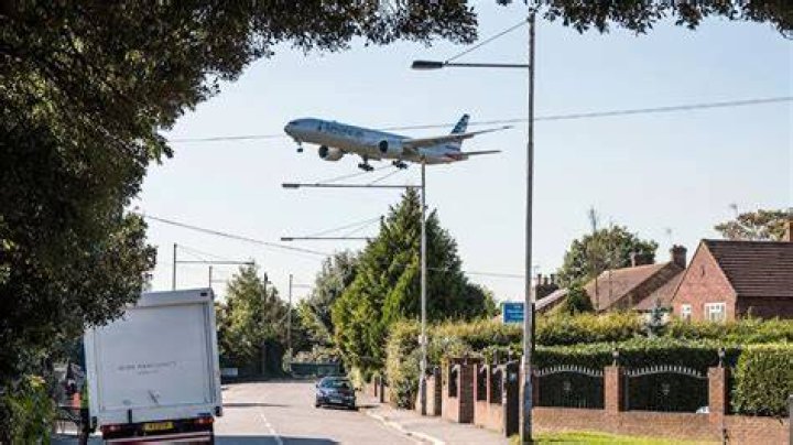 Is it unhealthy to live under a flight path?