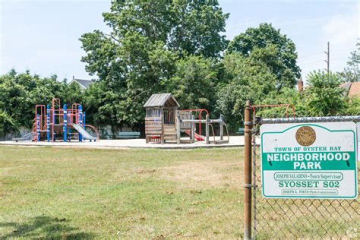 Is Syosset a rich neighborhood?