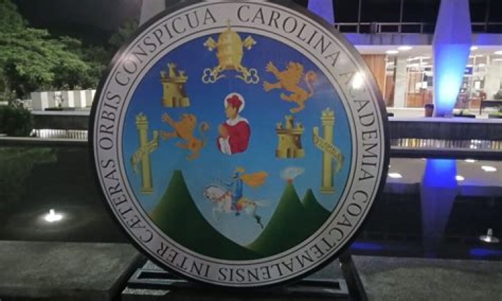 Que significa cada palabra del escudo de la USAC?