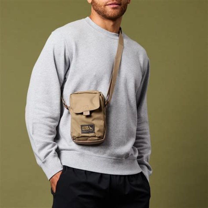 Should men wear messenger bags?