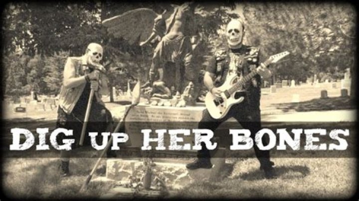 What album is dig up her bones on?