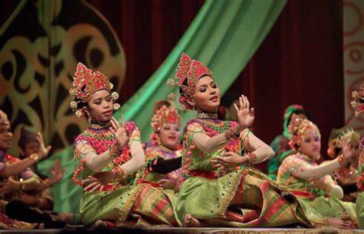 What are the top 15 dances of Malaysia?