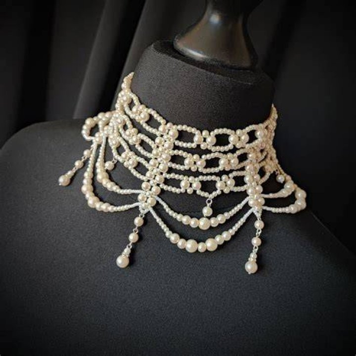 What do pearl chokers mean?