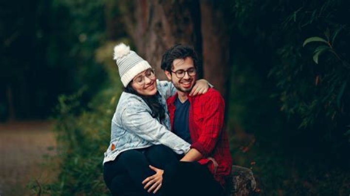 What does it mean to play it cool with a girl?