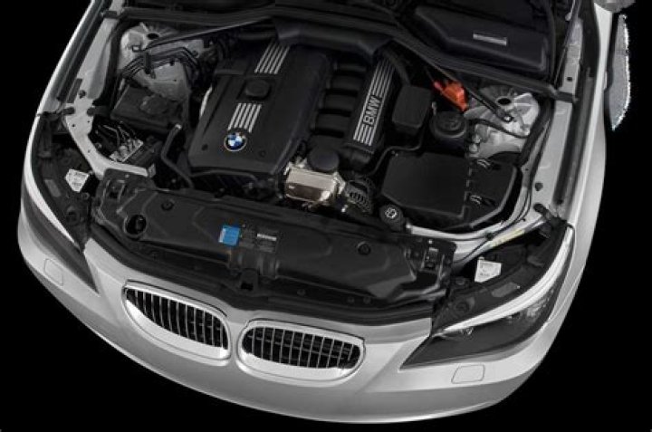 What engine is in the 2011 BMW 528i?