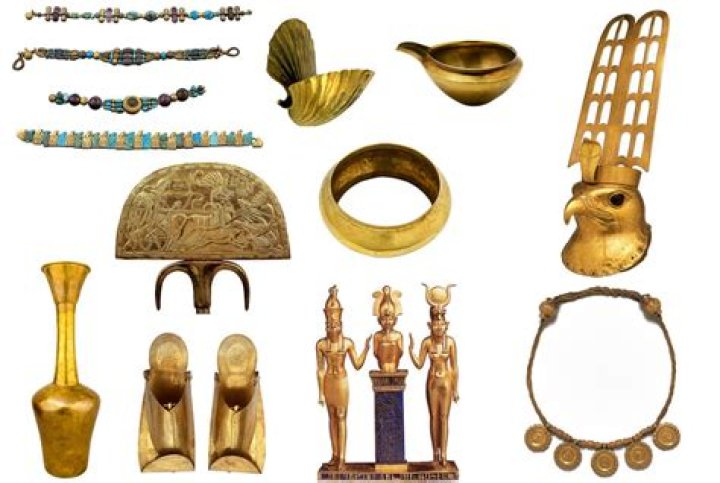 What four things would be found in an Egyptian tomb?