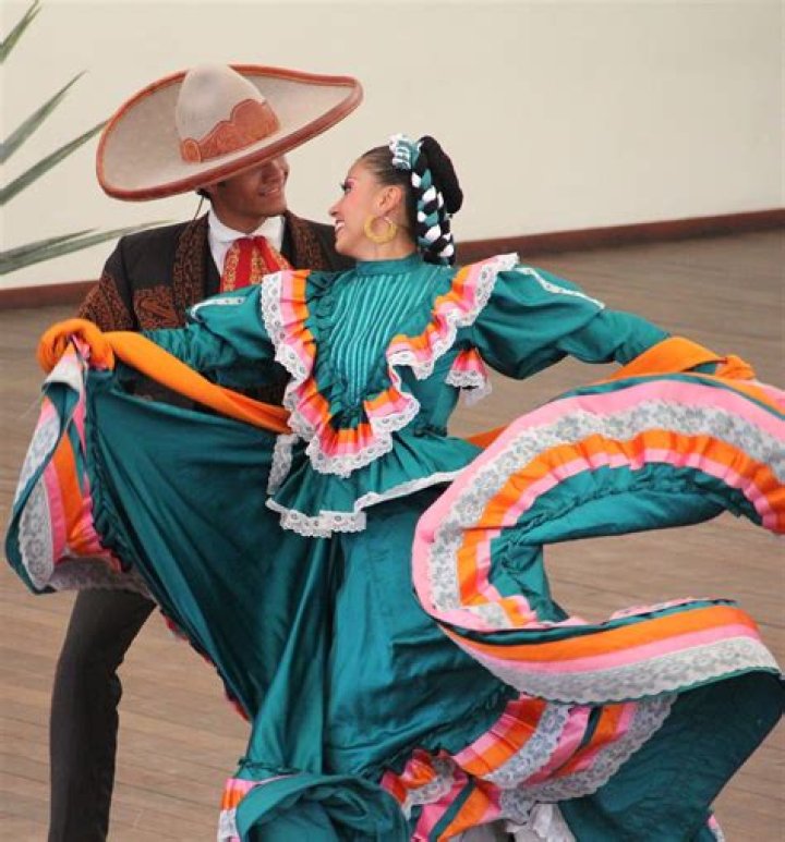 What instruments are used in the Jarabe Tapatio?