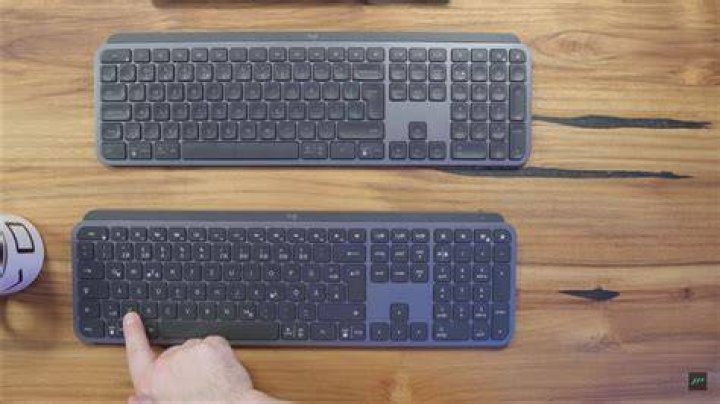 What is difference between German keyboard and English keyboard?