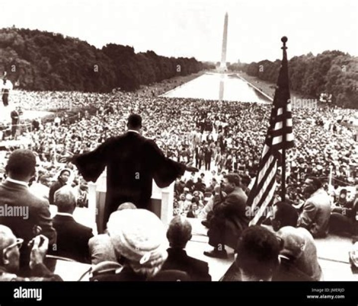 What monument did Martin Luther King give his speech?