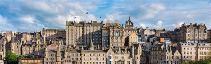 What Royal is at the Centre of Edinburgh Old Town?
