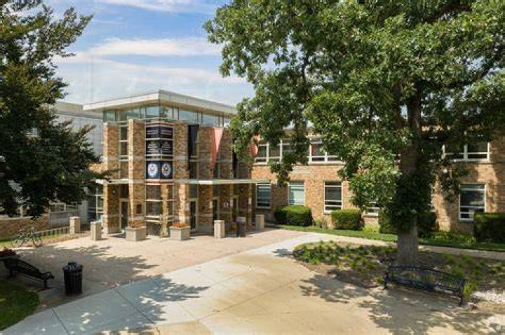 What school district is Libertyville IL?