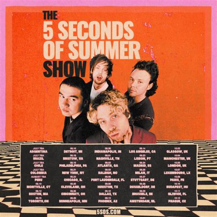 What songs do 5SOS sing on tour?
