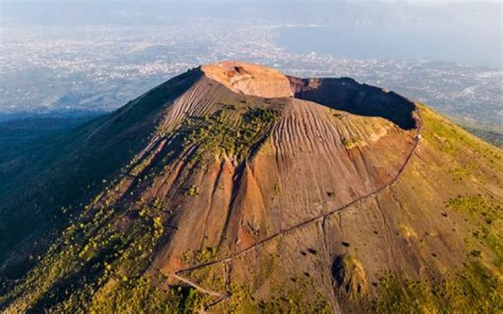 What type of volcanoes represent Mt Vesuvius?