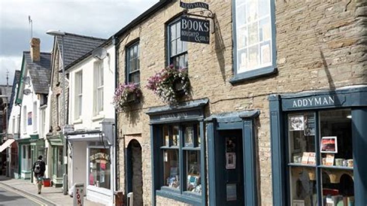 Which Welsh market town is known as the town of books?