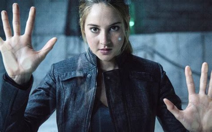 Who narrated divergent?