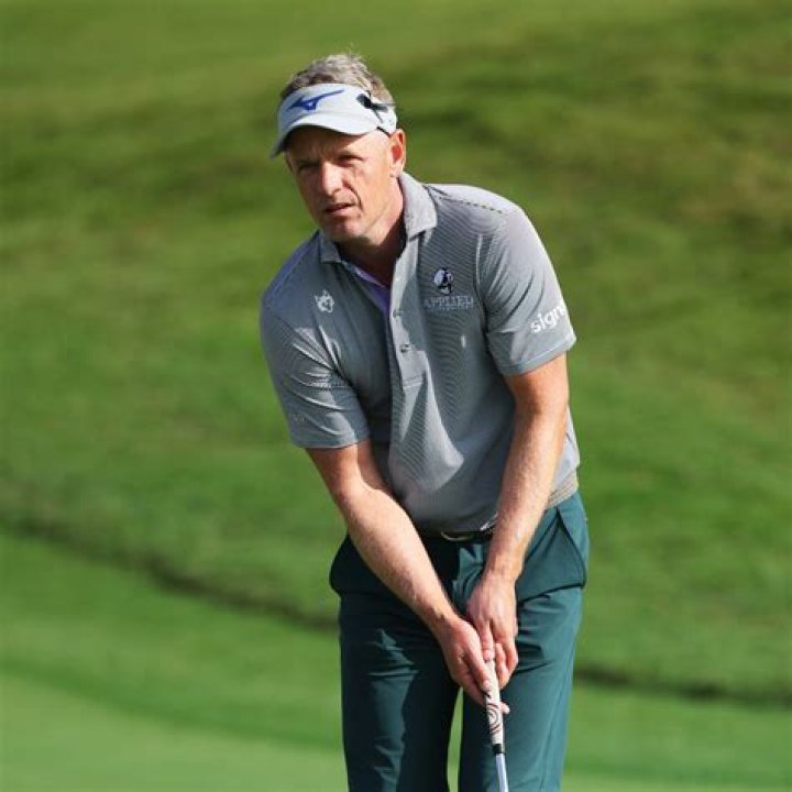 Why are golfers wearing black ribbons?