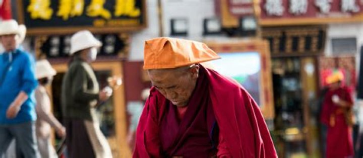 Why do Buddhist offer oranges?