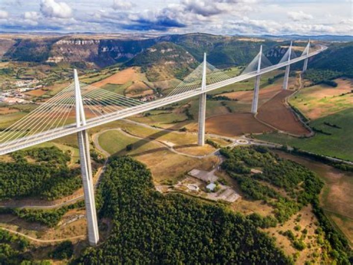 Why was the Viaduc de Millau built?